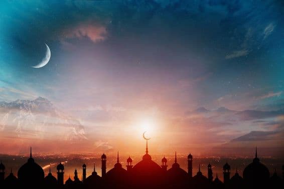 مسجد کے گنبد شام کی نیلی آسمان کے خلاف، جس کے پس منظر میں ایک چاند ہے۔