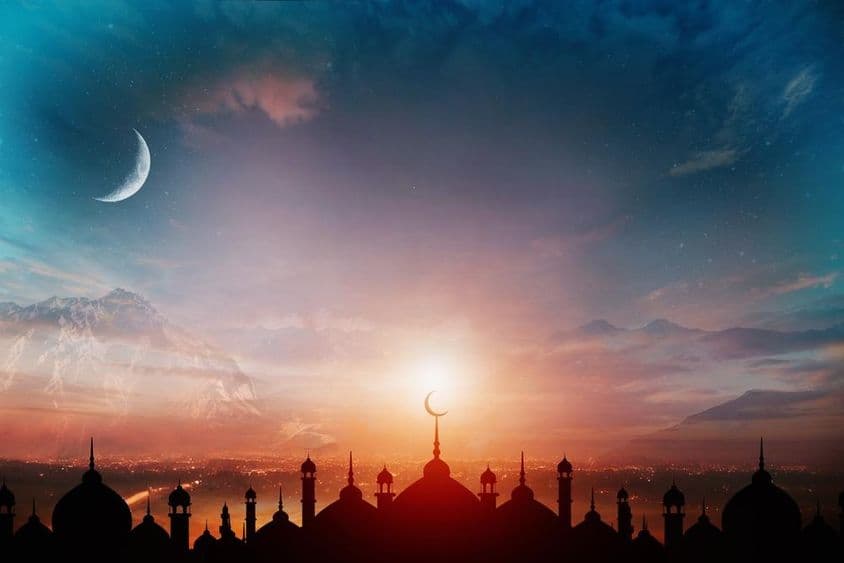 مسجد کے گنبد شام کی نیلی آسمان کے خلاف، جس کے پس منظر میں ایک چاند ہے۔