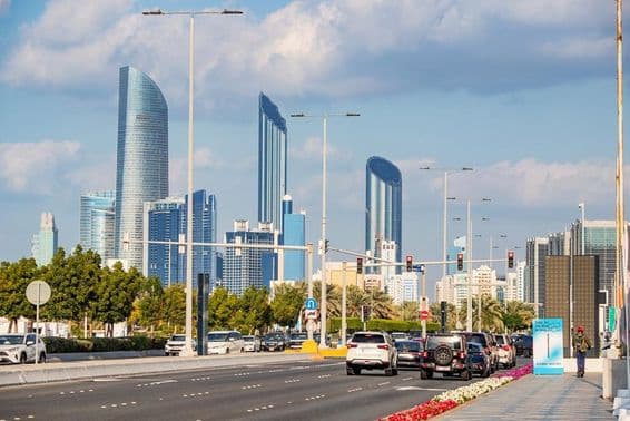ابوظہبی، جدید فلک بوس عمارتیں مصروف کارنیش روڈ کے پس منظر میں۔