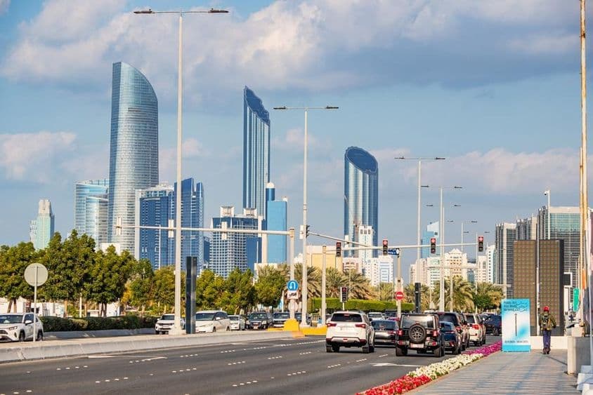 ابوظہبی، جدید فلک بوس عمارتیں مصروف کارنیش روڈ کے پس منظر میں۔