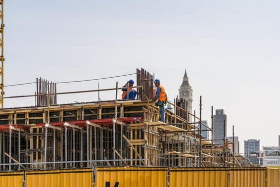 دبئی میں زیر تعمیر نئی فلک بوس عمارت۔