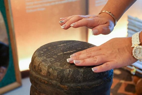 دبئی، متحدہ عرب امارات، ایک افریقی نسلی عورت پرکشن ڈرم پر کھیلتے ہوئے۔