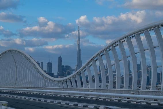 دبئی میں میدان پل کے شہر کے منظر کے ساتھ۔