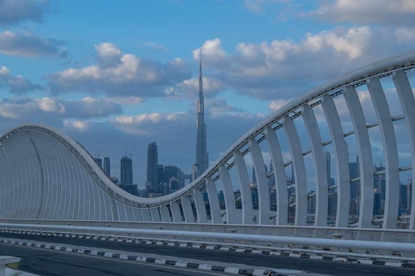 دبئی میں میدان پل کے شہر کے منظر کے ساتھ۔