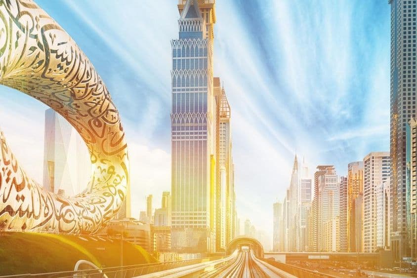 گرمی میں دبئی کی شیشے کی بلند و بالا عمارات۔