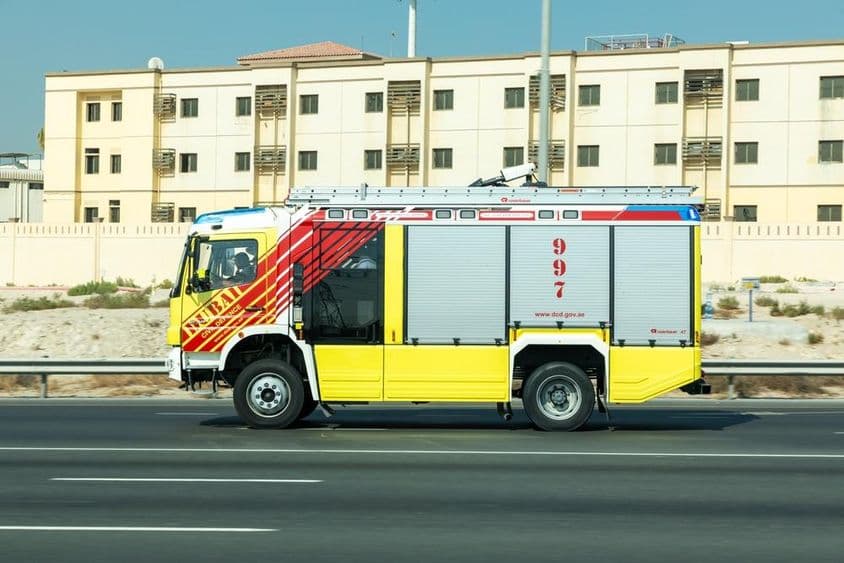 دبئی میں چلتا ہوا فائر انجن۔