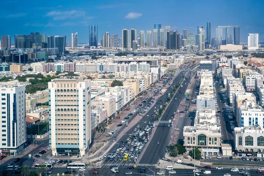 ابوظہبی، ڈیفینس اسٹریٹ کی ٹریفک اور ال رییم جزیرہ کی جدید بلند عمارتیں۔