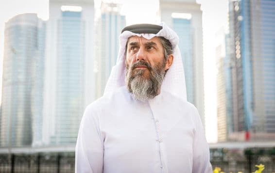 دبئی میں روایتی کندورہ پہنے ہوئے شخص