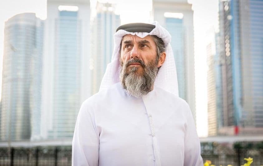 دبئی میں روایتی کندورہ پہنے ہوئے شخص