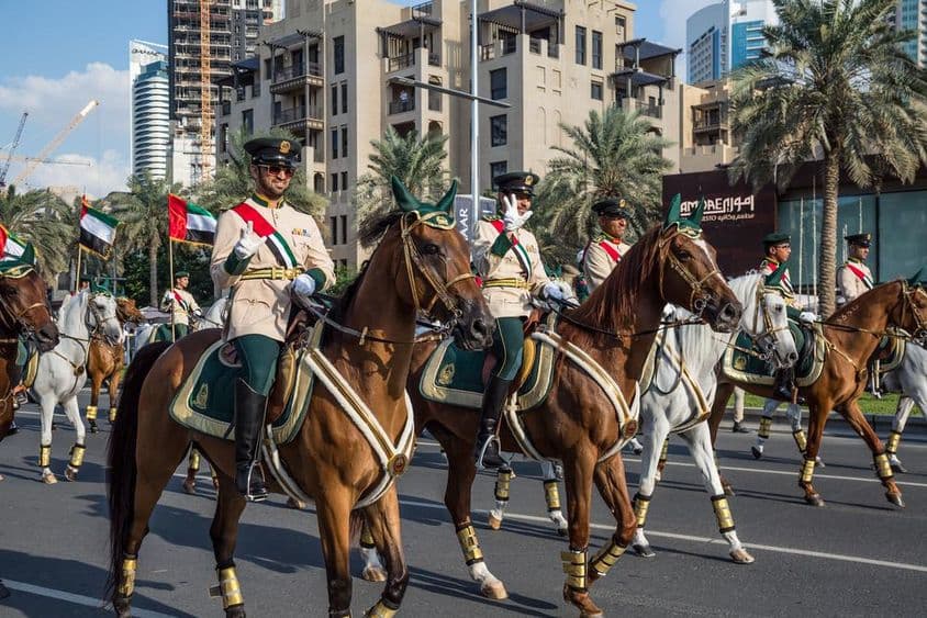 محمد بن راشد بولیوارڈ پر دبئی کی جشن کی پریڈ۔