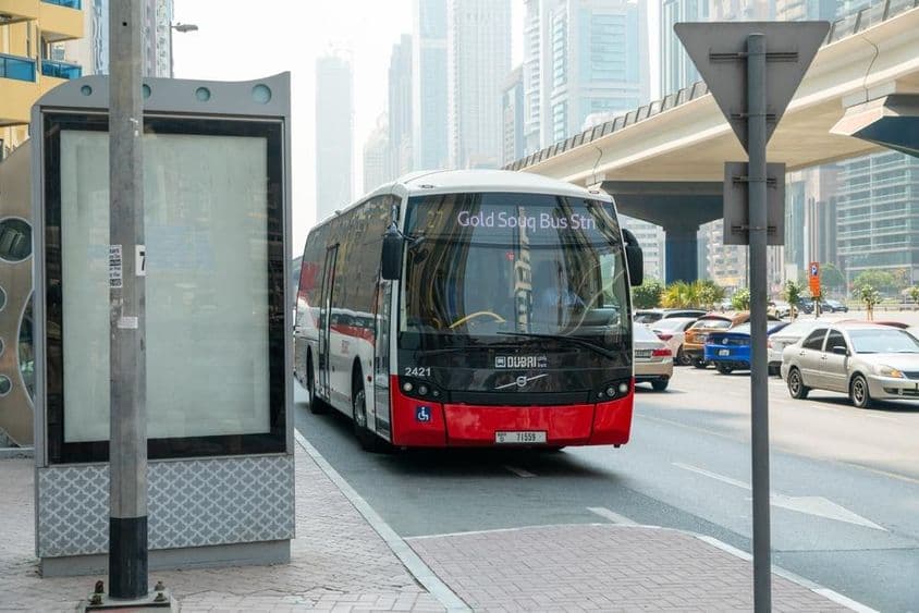 دبئی میں روڈز اینڈ ٹرانسپورٹ اتھارٹی (RTA) کی بس۔