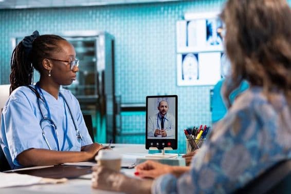 نرس ڈاکٹر کے ساتھ ویڈیو کال پر برائے دور دراز مشاورت و ٹیلی میڈیسن۔