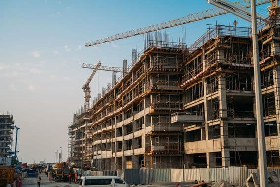 دبئی میں صنعتی کرینوں کے ساتھ جدید تعمیر۔