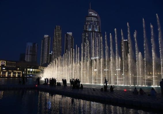دبئی فاؤنٹین ایک مظاہرے کے دوران۔