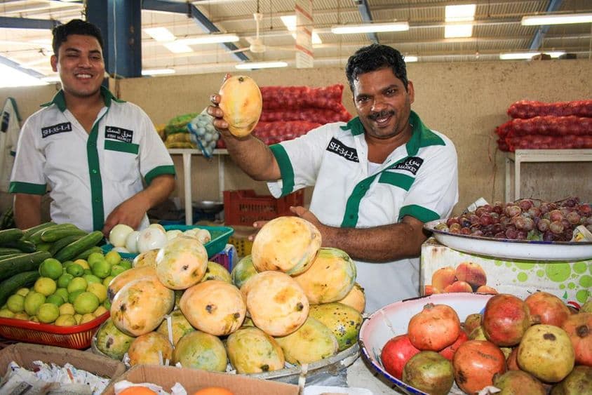 دبئی، متحدہ عرب امارات کے ایک پھل اور سبزی کی مارکیٹ میں۔