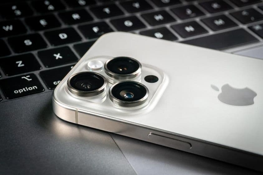 ایپل آئی فون 15 پرو اور ایپل میک بک پرو لیپ ٹاپ۔