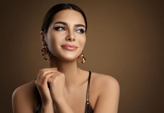 سونپا خاتون، ساف چمڑی، میک اپ، اور سونے کی بالیاں