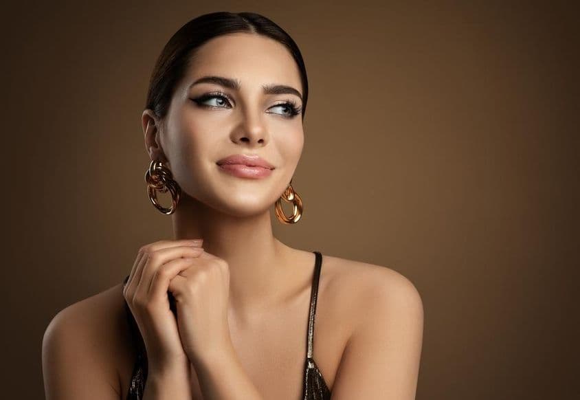 سونپا خاتون، ساف چمڑی، میک اپ، اور سونے کی بالیاں