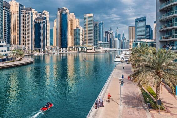 دبئی مرینہ ڈسٹرکٹ میں بلند و بالا فلک بوس عمارتیں اور تجارتی و رہائشی عمارات