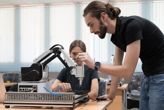 ای آئی روبوٹ مینوفیکچرنگ آٹومیشن اور روبوٹکس لیب روم میں