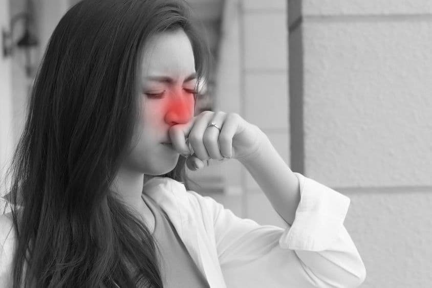 انفلوئنزا بیماری میں مبتلا ایشیائی نوجوان خاتون۔