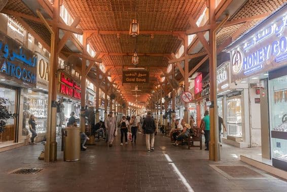 دبئی کی سنہری منڈی میں سیاح خرید و فروخت کرتے ہوئے