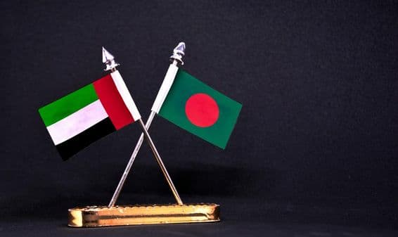 متحدہ عرب امارات اور بنگلادیش کی میز کی جھنڈیاں۔