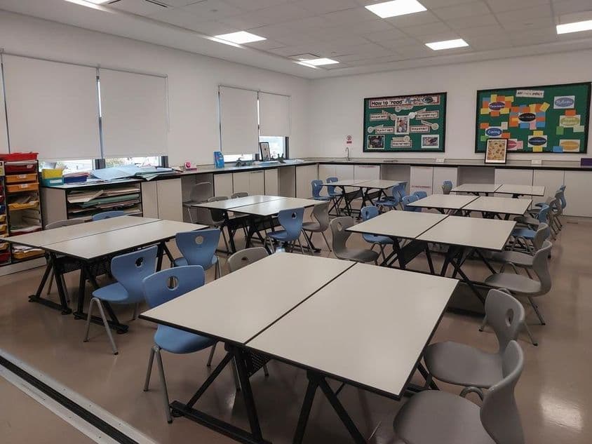 خالی کلاس روم، کرسیوں اور میزوں کے ساتھ یونیورسٹی میں