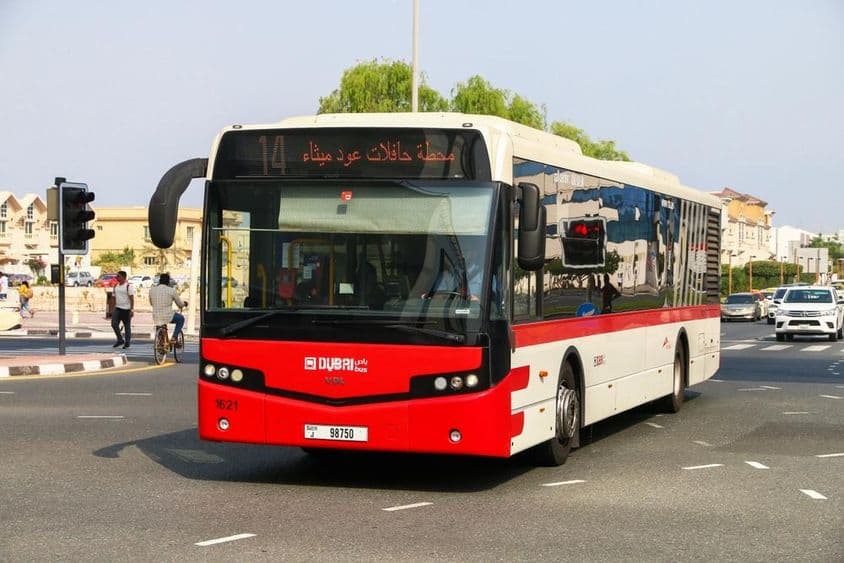 دبئی کی سرخ شہر بس سڑک پر۔