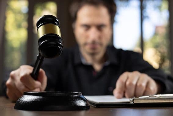 ایک جج جو مقدمے کے اختتام کا اعلان کرنے کے لئے گیول پکڑے ہوئے ہے۔