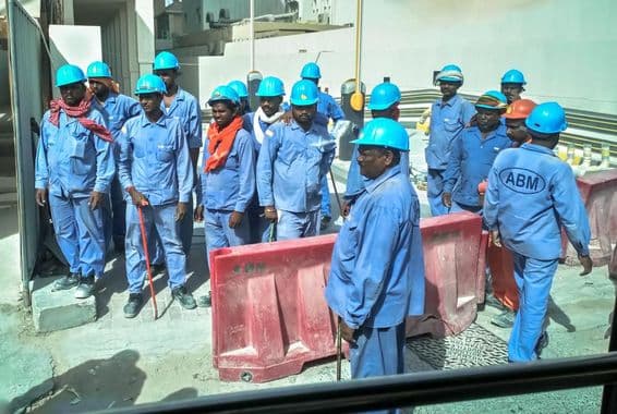 دبئی میں ایک تعمیراتی سائٹ پر ایشیائی کارکنان
