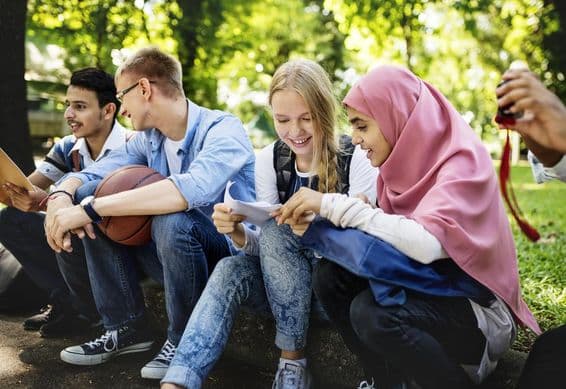 دبئی میں متنوع نوعمر افراد کا گروپ