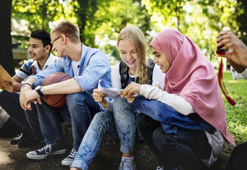 دبئی میں متنوع نوعمر افراد کا گروپ