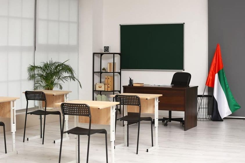 ایک کلاس روم کا اندرونی منظر اور متحدہ عرب امارات کا جھنڈا