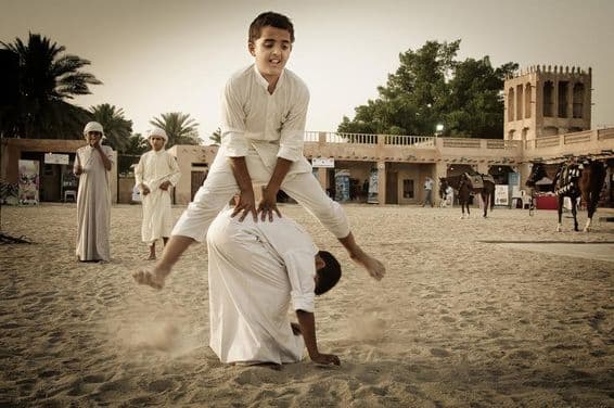 بچے مشہور کھیل کھیل رہے ہیں۔