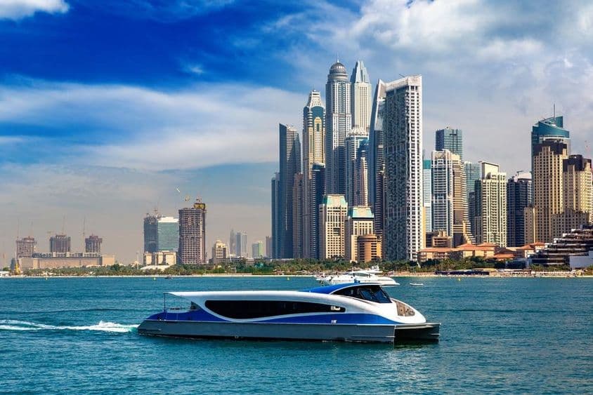 دبئی مرینا، متحدہ عرب امارات کی ایک دھوپ بھری دن کی منظر کشی۔