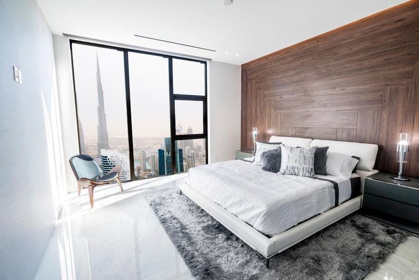 لکژری بیڈروم سفید چھت اور لکڑی کی تراش کے ساتھ، دبئی کے وسط کی نظارہ