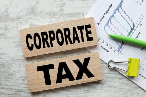 دو لکڑی کے کیوبز پر کارپوریٹ ٹیکس۔