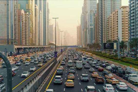 دبئی کے وسطی علاقے میں ٹریفک جام، آسمان چھوتی عمارات کے درمیان