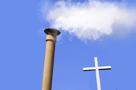 ویٹیکن سٹی میں قائم موریخا چپل کے اوپر سے سفید دھواں نکل رہا ہے۔