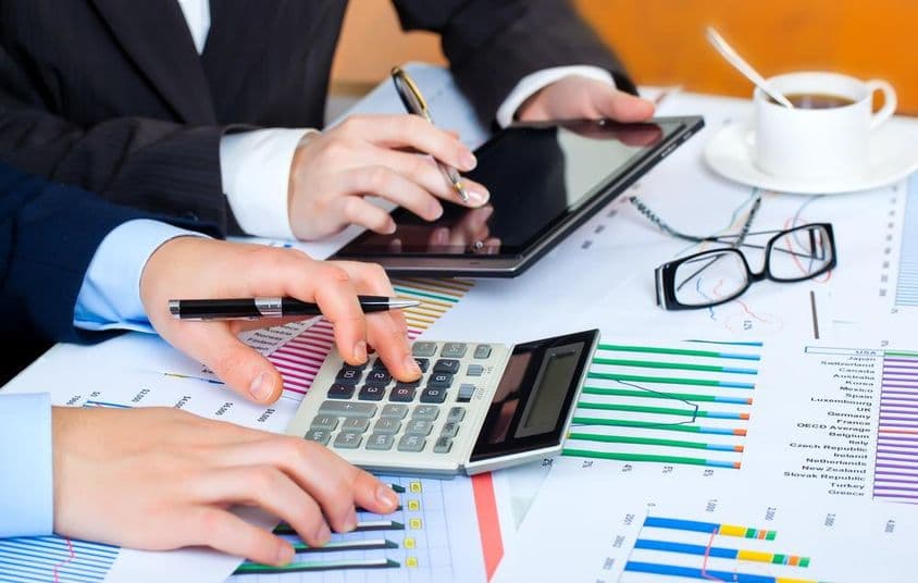 گراف، کیلکولیٹر، ٹیبلٹ، میقظوش ہاتھ ڈیٹا کا معائنہ کرتے ہوئے