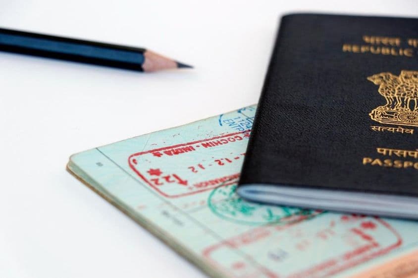 پاسپورٹ صفحہ پر یو اے ای کا سرکاری مہر، عربی اور ہندی زبانوں میں