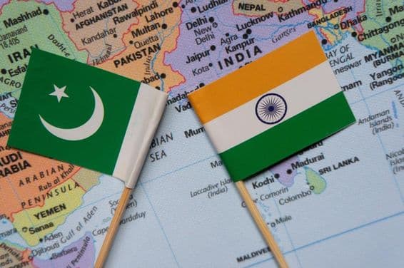 جنوبی ایشیا کے نقشے پر بھارت اور پاکستان کے جھنڈے۔