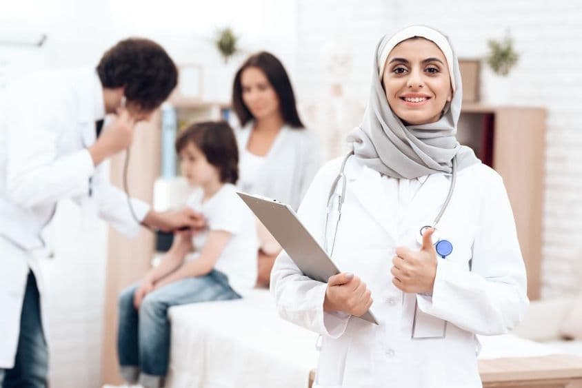 ایک عرب ماہر امراض اطفال اور ایک نو عمر مریض.