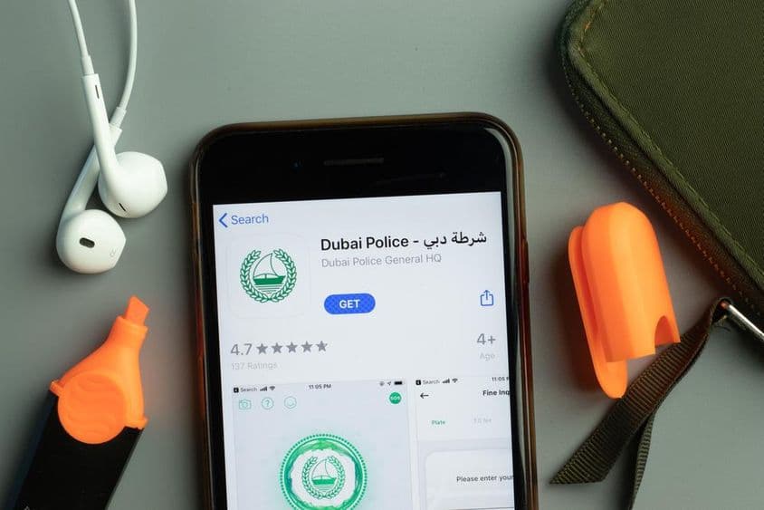 فون اسکرین پر دبئی پولیس موبائل ایپ آئیکون۔