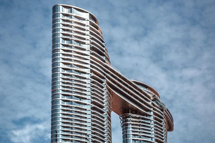 دبئی کے مرکز میں جدید مستقبل کی عمارت۔