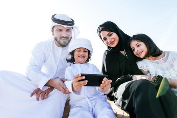 ایک چھوٹا بچہ فون پر کارٹون دیکھ رہا ہے۔