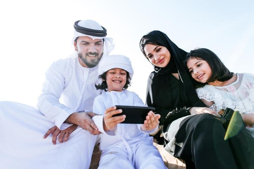 ایک چھوٹا بچہ فون پر کارٹون دیکھ رہا ہے۔