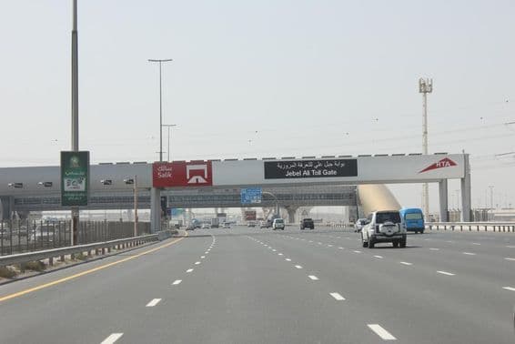 شیخ زاید روڈ پر گاڑیاں - دبئی کی معزز شاہراہ