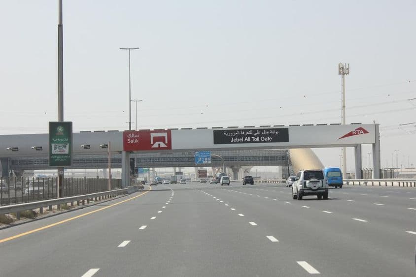 شیخ زاید روڈ پر گاڑیاں - دبئی کی معزز شاہراہ